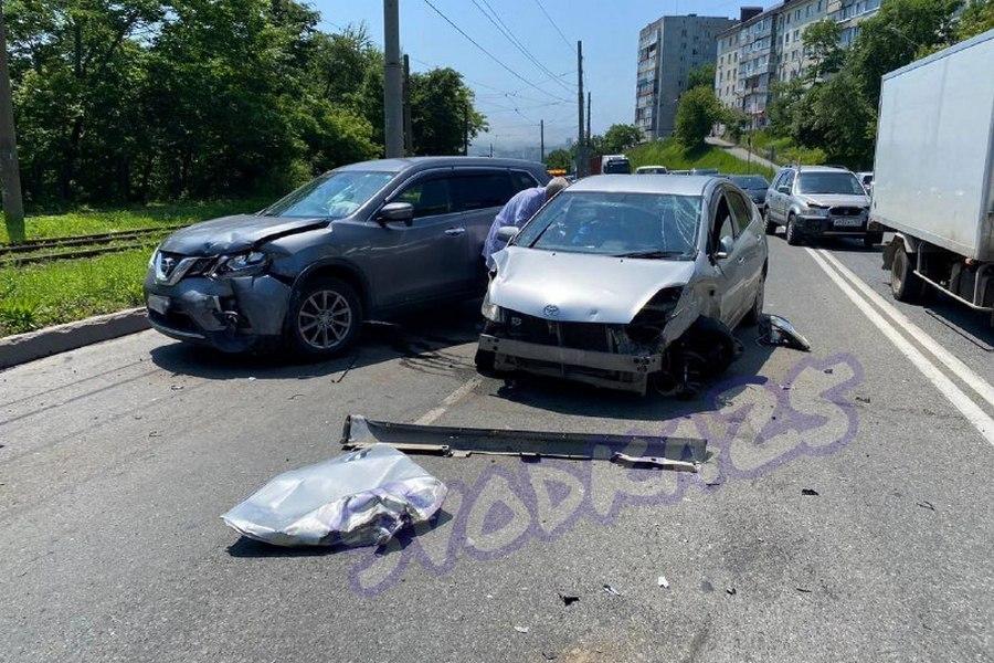 Естественный отбор: во Владивостоке в массовом ДТП пострадали сразу две Toyota Prius