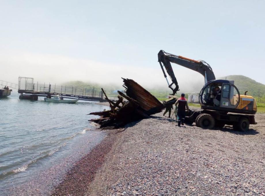 Во Владивостоке поднимут затонувший баркас