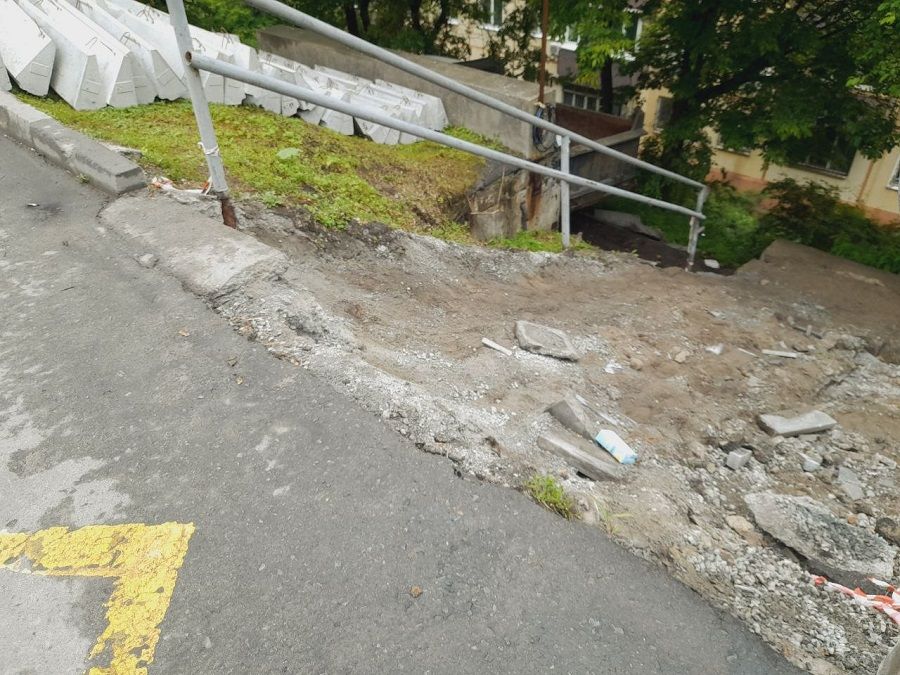 Лестницу-убийцу у картинной галереи во Владивостоке заменяют на безопасный спуск