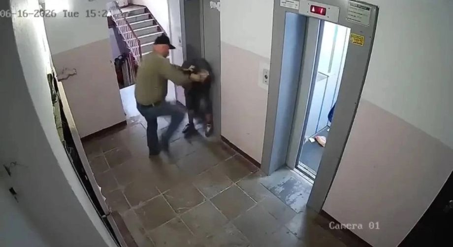 Во Владивостоке задержан мужчина, избивший подростка в подъезде