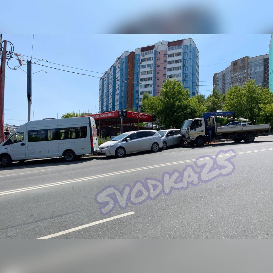 Во Владивостоке эвакуатор устроил массовое ДТП из семи машин