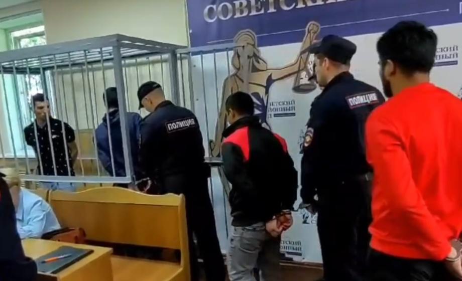 Обвиняемые во Владивостоке в изнасиловании мужчины лишились статуса легальных мигрантов