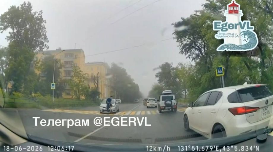 Игра в боулинг: подросток на электросамокате выскочил под колеса автомобиля во Владивостоке