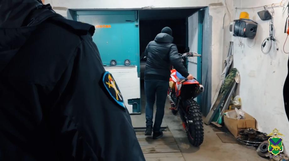 Горбатого могила исправит: житель Приморья сбежал из-под ареста и продолжил воровать мотоциклы