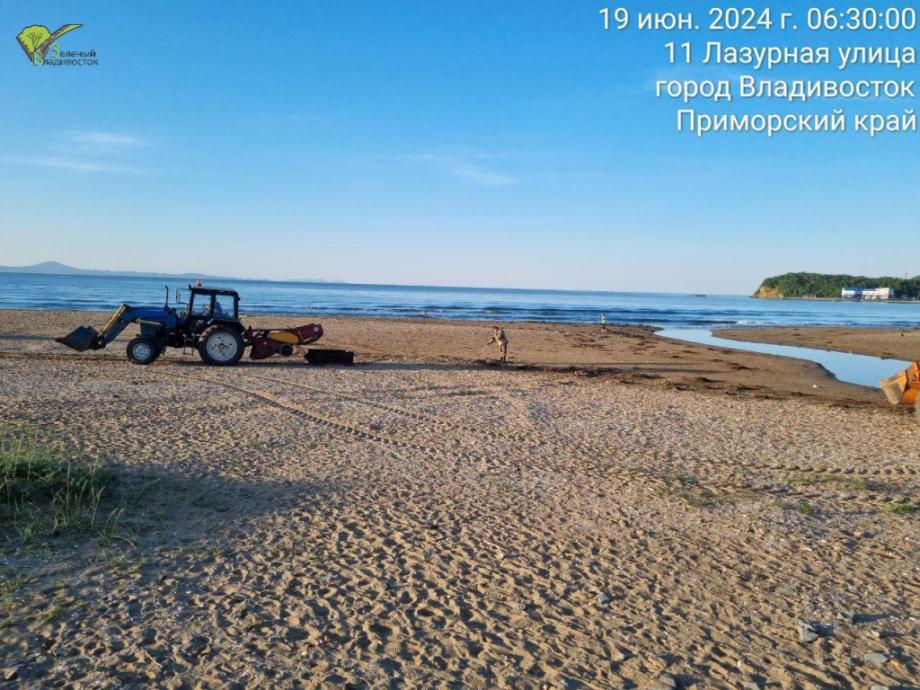 К концу недели пляж бухты Лазурной во Владивостоке станет чище