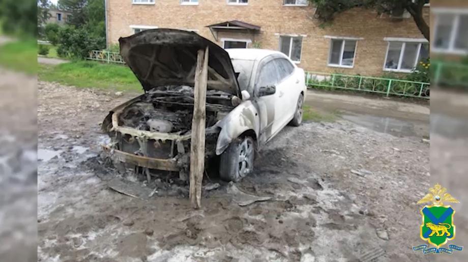 Приморец сжег чужой автомобиль из-за ревности