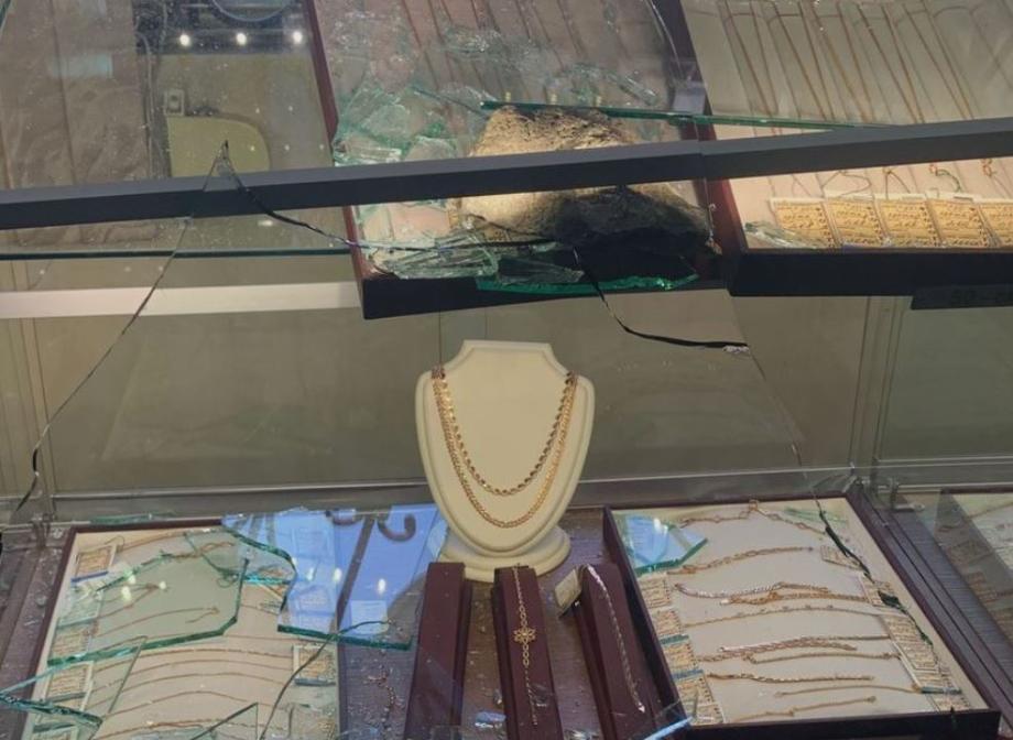 Афера века: житель Владивостока пытался ограбить ювелирный магазин при помощи камня