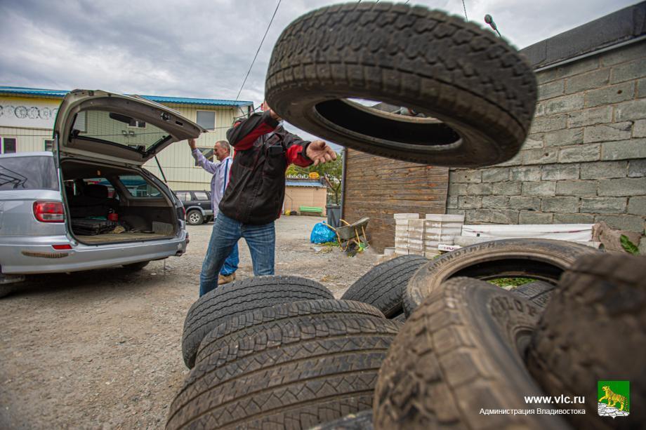 Во Владивостоке вывезли почти полтонны опасных автопокрышек