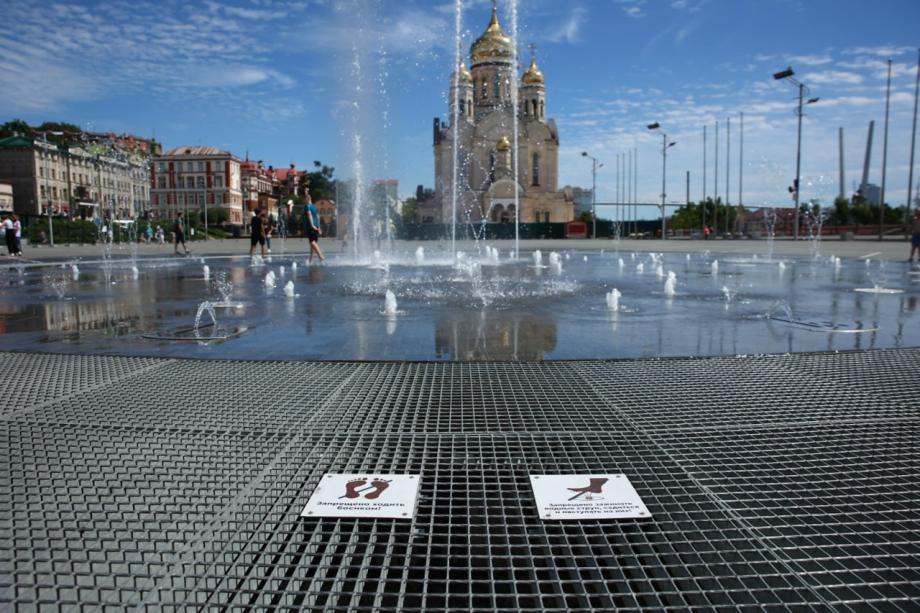 Лучше жарче, но без травм: фонтан на площади Владивостока переведен в «детский режим»