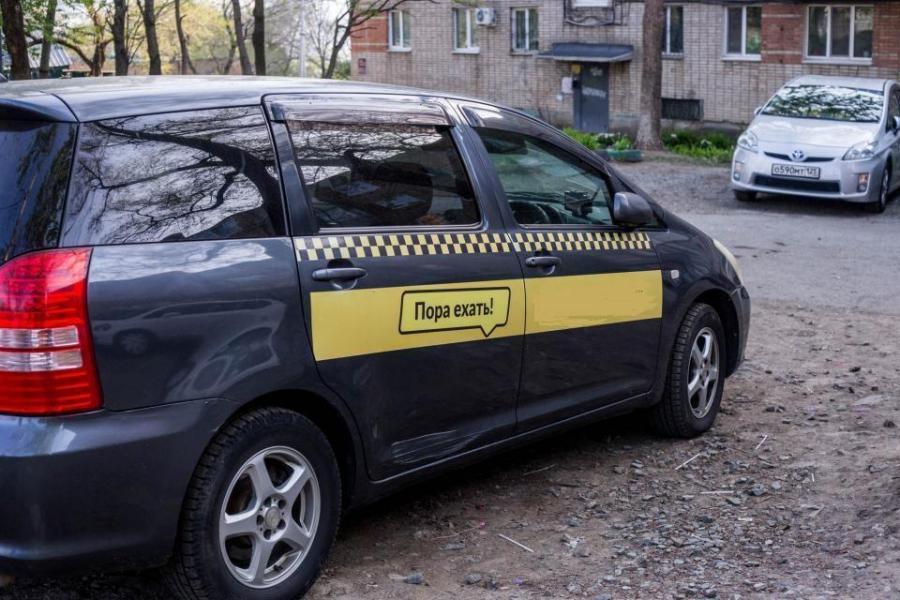 Таксист на Prius «случайно» переехал женщину во дворе дома во Владивостоке