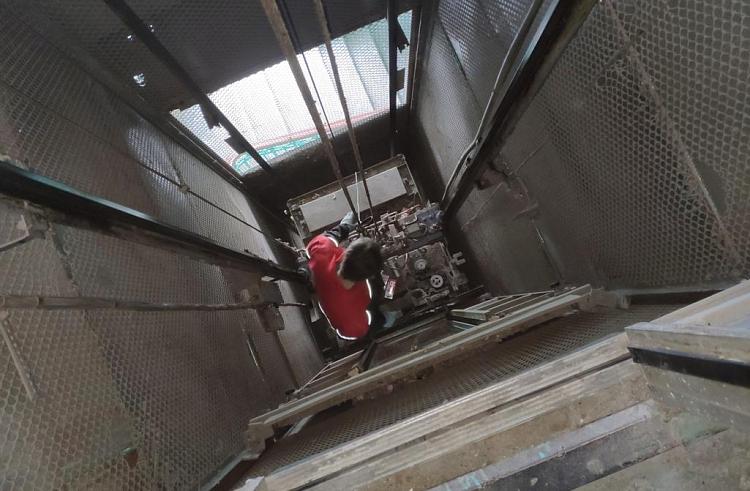 В Приморье к концу года в 111 домах появится почти 300 новых лифтов