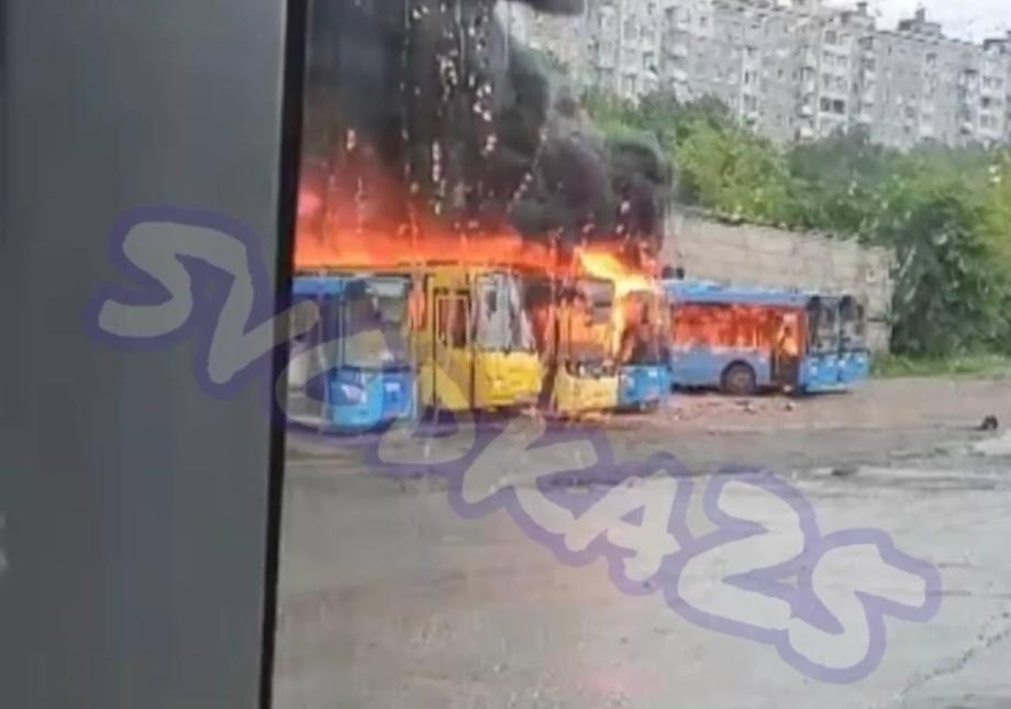 Сгорели автобусы: прокуратура Владивостока заинтересовалась пожаром на территории ВПОПАТ-1