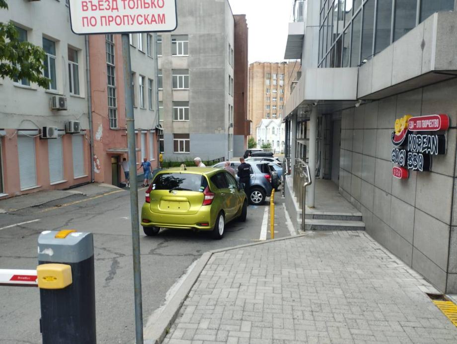 В центре Владивостока произошел несчастный случай, в результате которого пострадал автомобиль