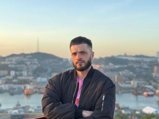 Освободившегося убийцу из Владивостока оштрафовали за мерч с издевательствами над жертвой