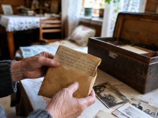 Родственники из Артема нашли в старом сундуке письмо: содержание потрясло весь посёлок