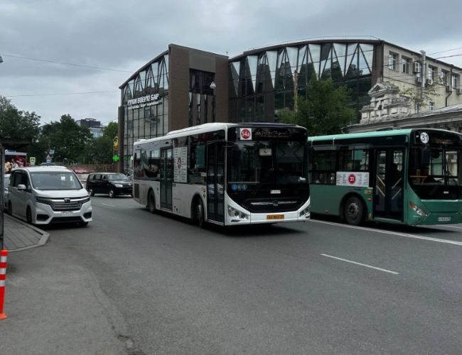 В центре Владивостока пассажирский автобус лишился стекол из-за ДТП