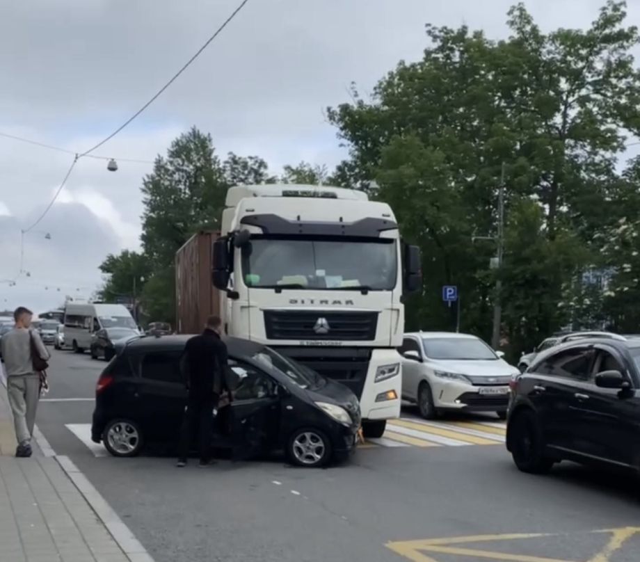 Фура смяла легковушку и протащила ее по дороге в центре Владивостока