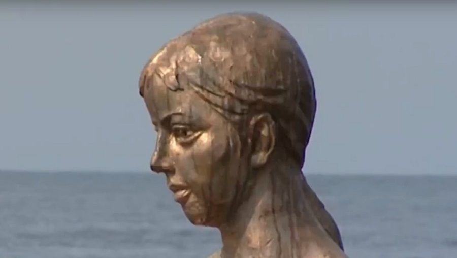 Бесхвостая Русалка «всплыла» на Русском острове: скульптуру из Спортивной гавани  установили на пляже Ахлёстышева