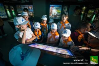 Школьники Владивостока продолжают отдыхать в пришкольных лагерях