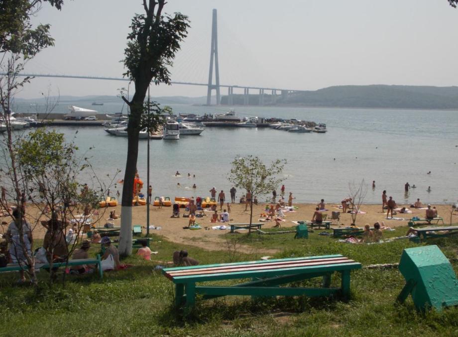 Отдыхать только на берегу: на оборудованном пляже во Владивостоке запрещено купание