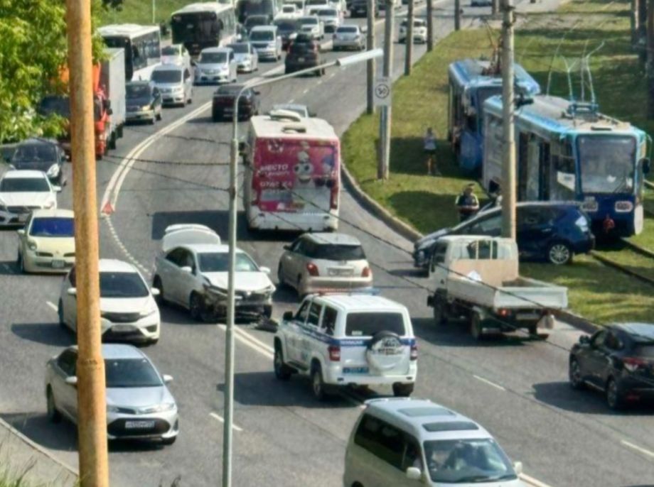 Движение приостановлено: автомобиль улетел под трамвай из-за ДТП во Владивостоке