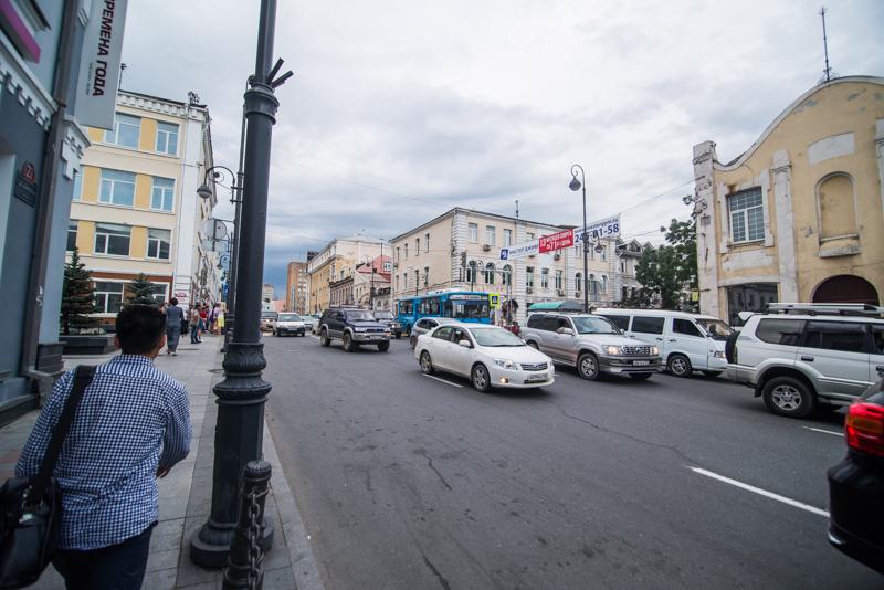 «Работают прямо в центре»: неприятная ситуация случилась с автомобилистами во Владивостоке