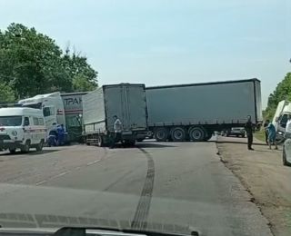 Встал поперек дороги: жесткое ДТП с большегрузом перекрыло трассу в Приморье