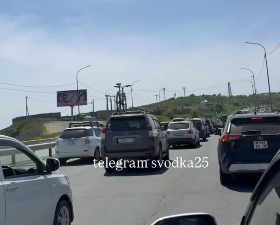 Владивосток массово встал в пробке на Русский остров