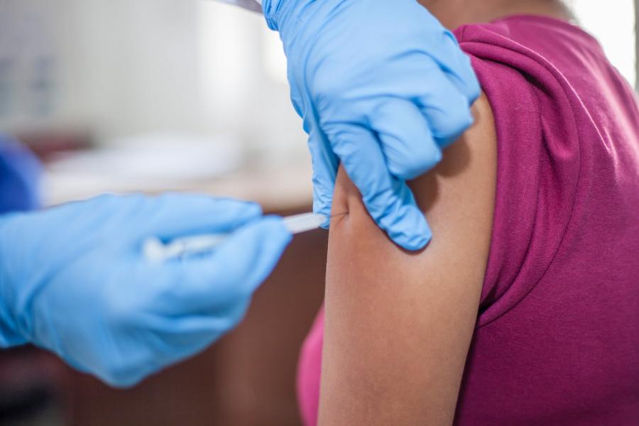 «Должны избегать». Появилось новое противопоказание к прививке от COVID-19