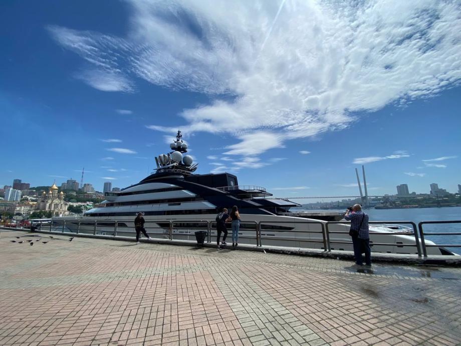 Фото: Елена Буйвол | Фоторепортаж PRIMPRESS: многомиллионная яхта пришвартовалась во Владивостоке