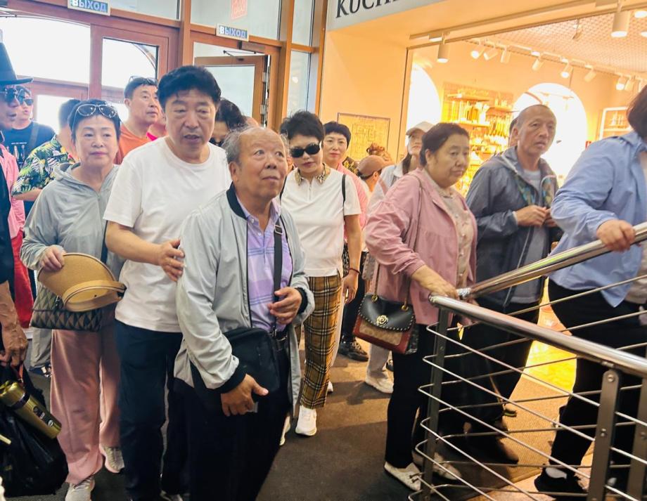 Китайские туристы заполонили центр Владивостока