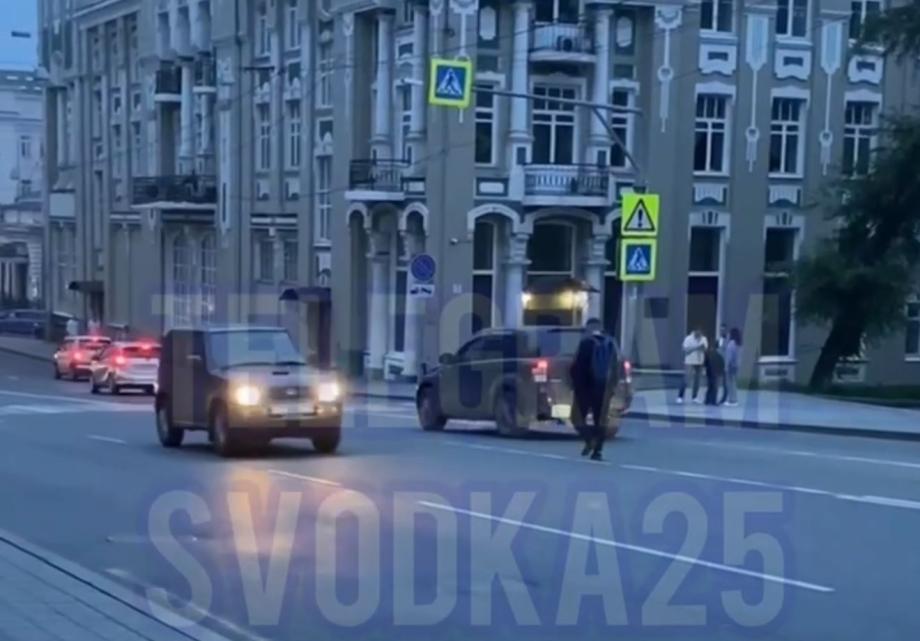 Во Владивостоке мужчина возомнил себя машиной и пошел по проезжей части