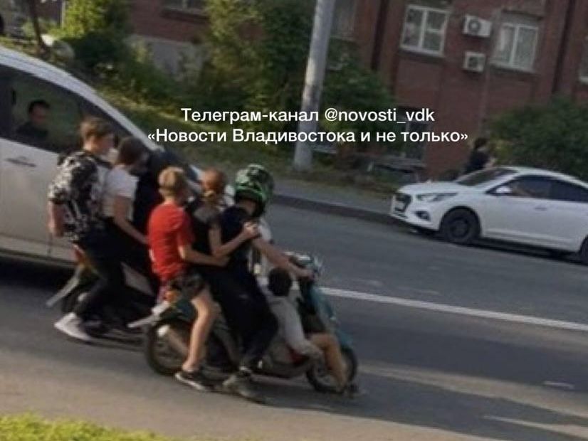 Четверо на одного: Малолетние мопедисты продолжают беспределить во Владивостоке