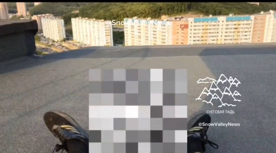 Подростки устроили опасный отдых на крыше во Владивостоке