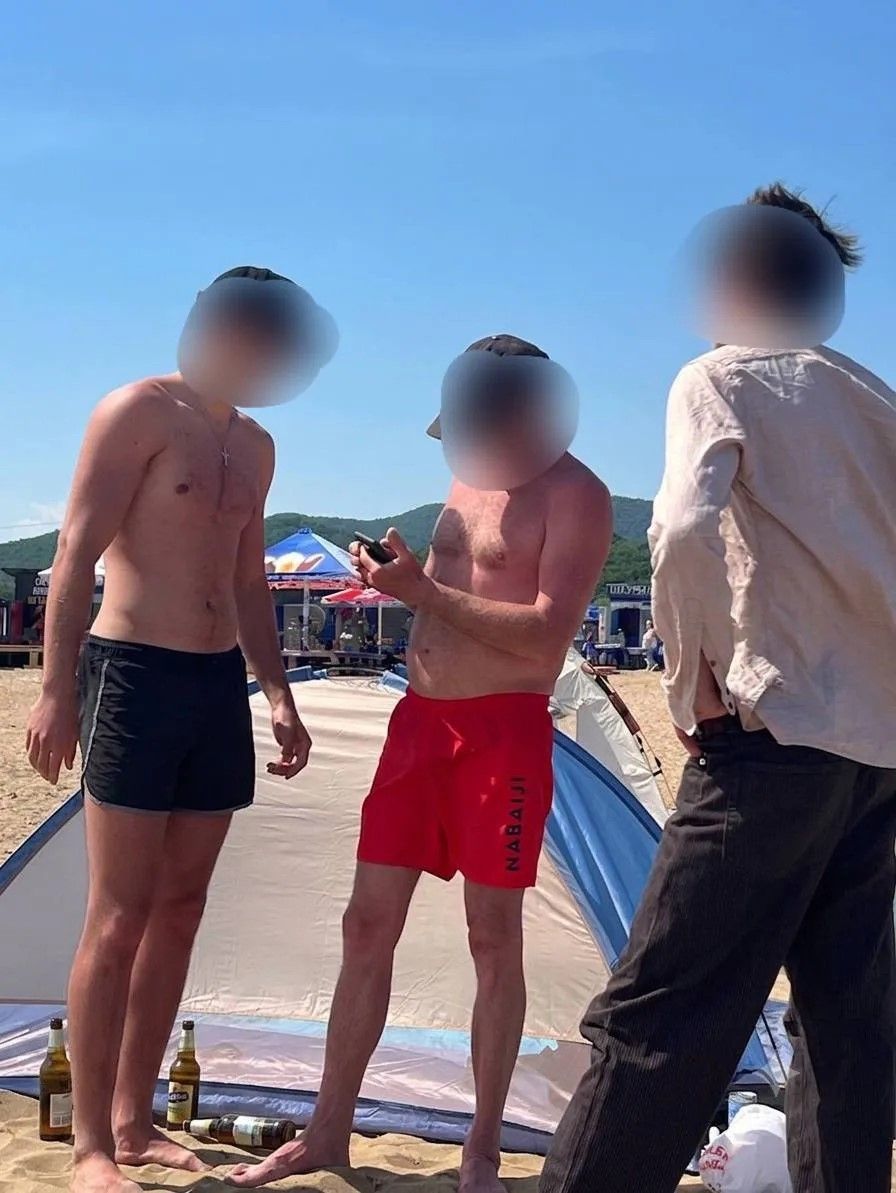 На популярном пляже Владивостока поймали мужчину за скрытой съёмкой девушек