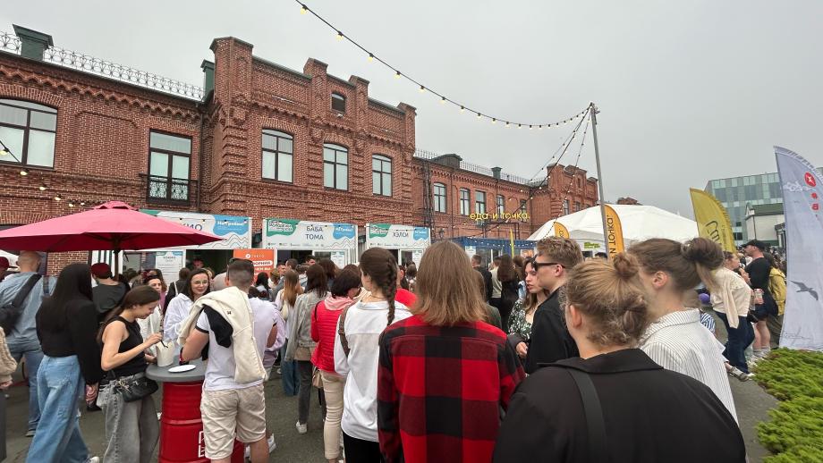 Во Владивостоке на дне молодежи собираются огромные очереди