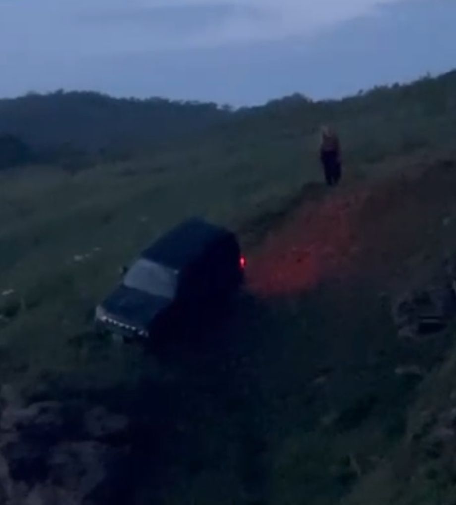 Чудом не улетел вниз: водитель внедорожника застрял на опасном косогоре в Приморье