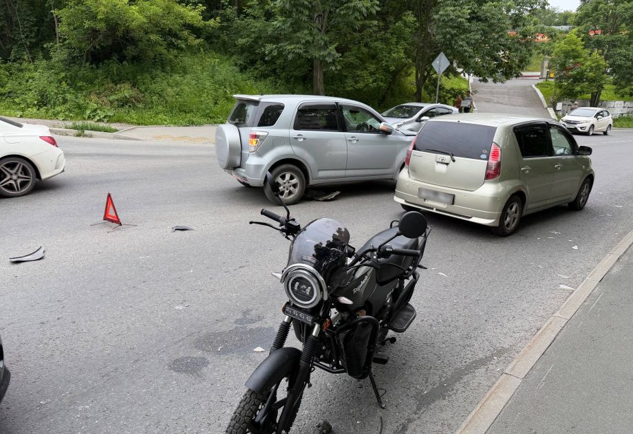 Байкеру чудом удалось избежать трагедии после выезда Toyota наперерез во Владивостоке