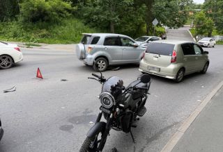 Байкеру чудом удалось избежать трагедии после выезда Toyota наперерез во Владивостоке