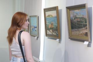 Приморские художники поздравили Владивосток с 163-летием выставкой в Союзе художников