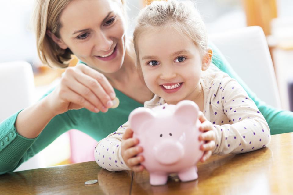 Фото: firestock | Пять способов сделать из вашего ребенка помешанного на деньгах человека