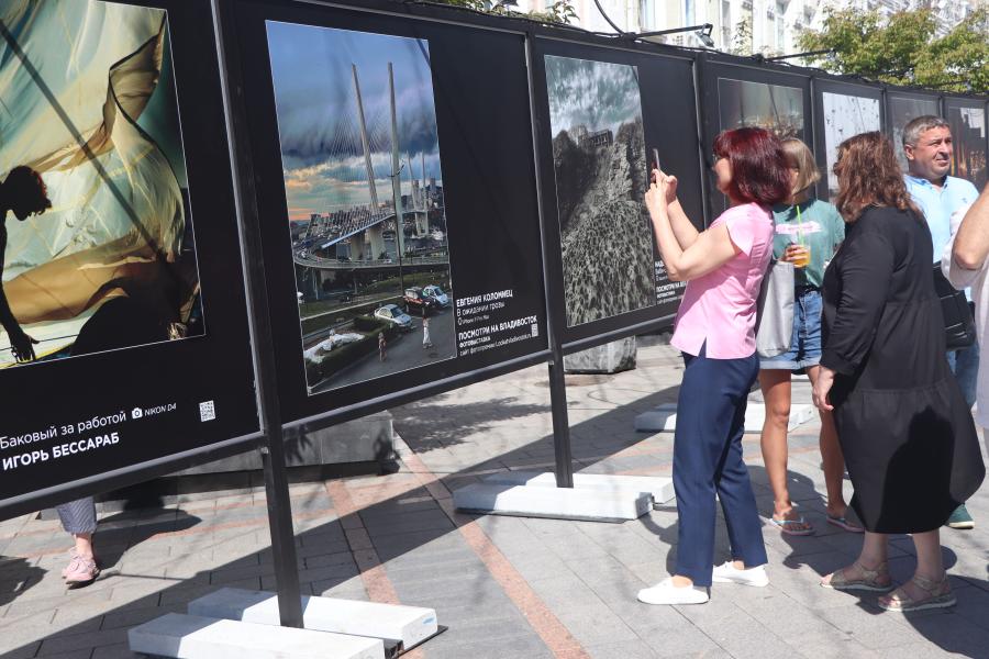 «Посмотри на Владивосток»: фотовыставка открылась в самом центре города