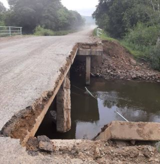 Мост трещит, но держится: проезд через Малиновку частично обрушился