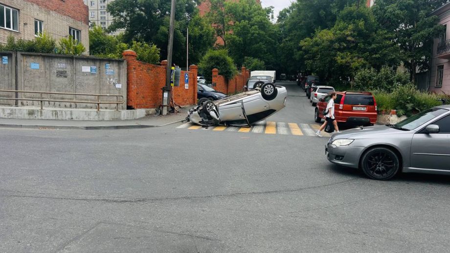 Во Владивостоке «Приусовод» устроил ДТП с опрокидыванием
