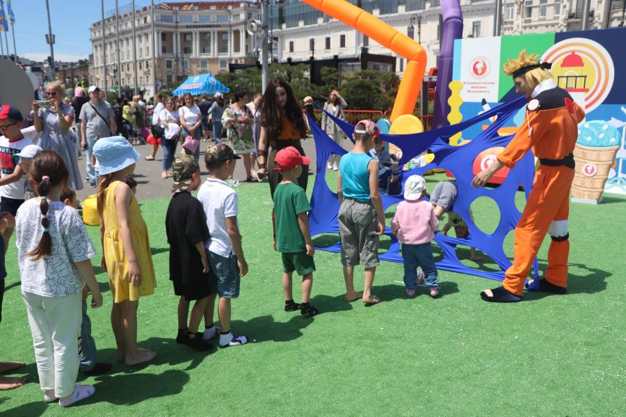 Фото: Екатерина Дымова / PRIMPRESS | Примсоцбанк в День города провел праздник для детей с участием супергероев