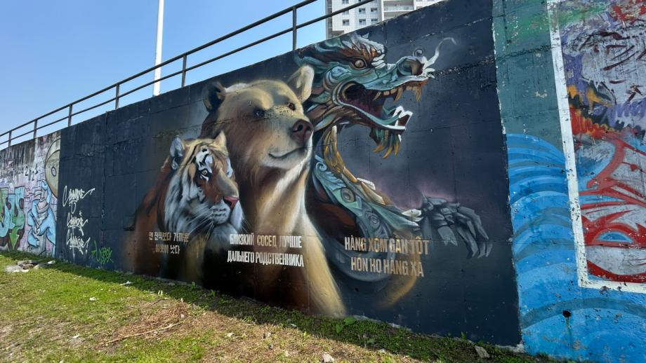 Медведь, тигр и дракон: в центре Владивостока появился новый мурал
