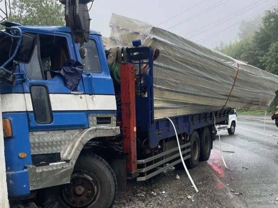 Большегруз потерял управление и протаранил забор ТЭЦ во Владивостоке