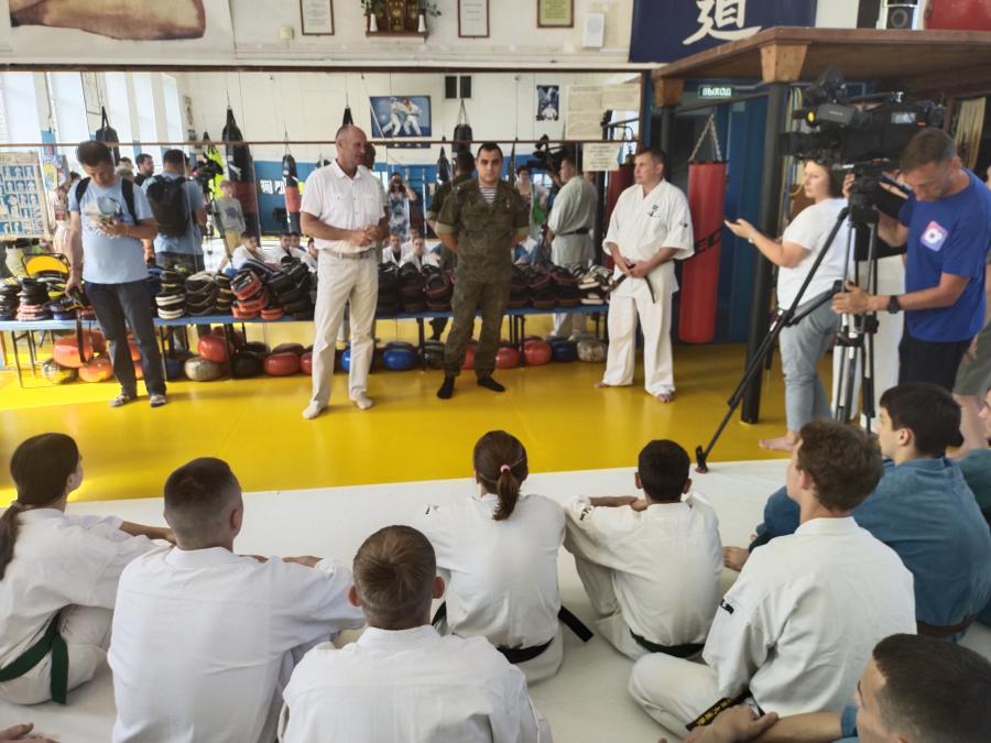 Фото: PRIMPRESS | Во Владивостоке Герой России встретился с воспитанниками спортивной школы «Бастион»