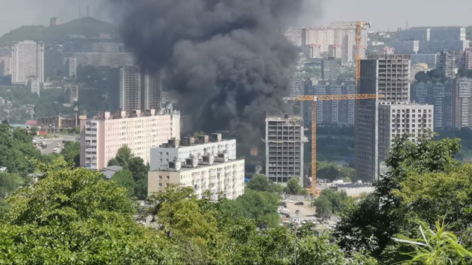 Еще один ЖК: во Владивостоке мощный пожар охватил стройку