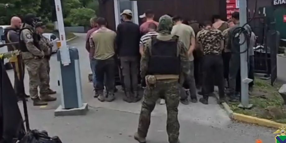 Десятки нелегалов поймали на Морском кладбище во Владивостоке
